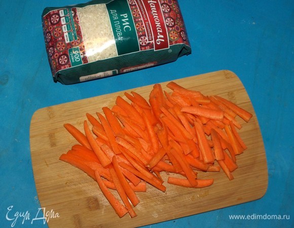 Морковь нашинковать соломкой.