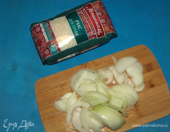 У меня две больших луковицы. Лук нарезать полукольцами. Одну половину луковицы отложить.