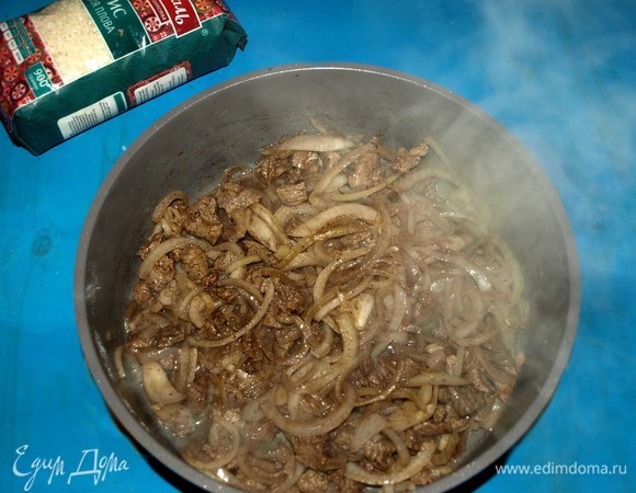 Если у вас есть казан — прекрасно! Но если нет, то можно использовать любую удобную посуду для приготовления этого блюда. В глубокой сковороде разогреваем растительное масло. Добавляем мясо и на среднем огне его обжариваем. Мясо должно отдать весь свой сок маслу. Когда мясо уже хорошо обжарилось, добавляем лук и томим лук с мясом. В этом блюде лук должен томиться, а не обжариваться.