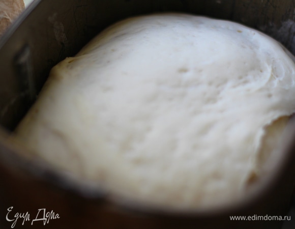 В дежу хлебопечи выложить все ингредиенты для теста, дрожжи засыпать в диспенсер для дрожжей. Выставить в меню программу «Тесто основное».