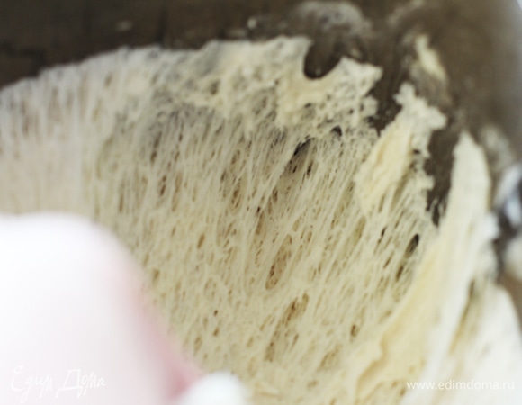 Тесто подошло отлично, получилось очень «ноздреватое».