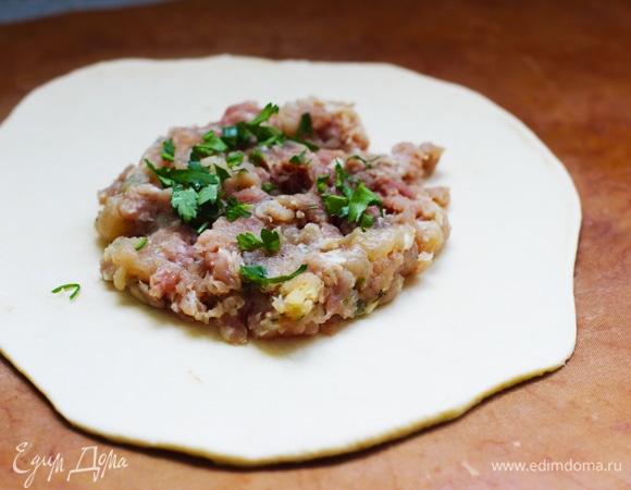 Смешать все ингредиенты для начинки. Раскатать каждую часть в круг толщиной около 1 см, выложить начинку, разровнять.