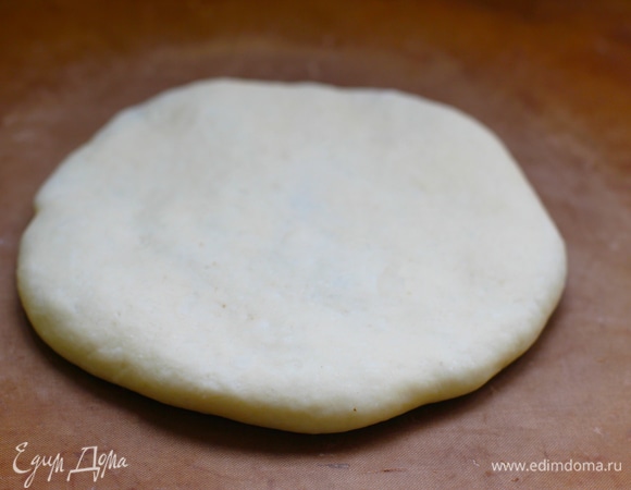 Выложить лепешки на выстеленный бумагой противень и поставить в предварительно разогретую до 230°C духовку на 15–18 минут (выпекать до золотистого цвета).