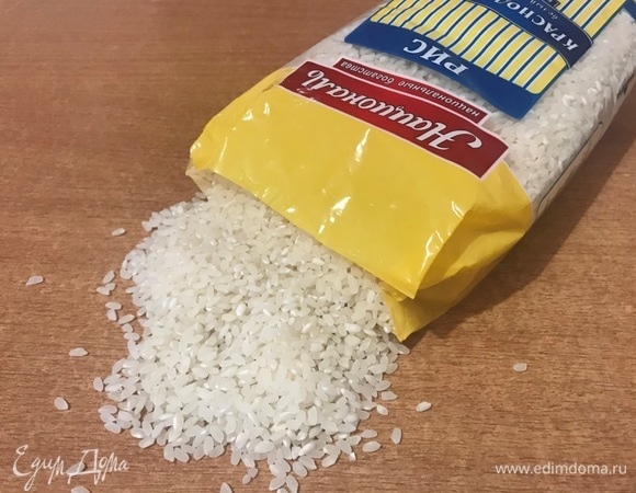 Для этого салата отлично подходит рис «Краснодарский» ТМ «Националь». Рис промыть, залить 400 мл воды и сварить до готовности. В воду добавить по щепотке соли и сахара, в готовый рис влить 3 ст. л. рисового уксуса. Рис остудить.
