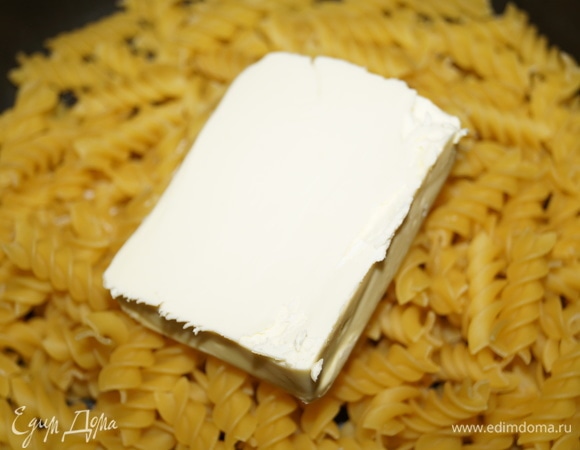 На макароны выложите сливочное масло.