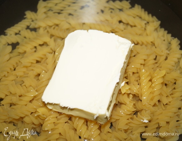 Отмерьте и влейте на макароны холодную воду. Посолите.