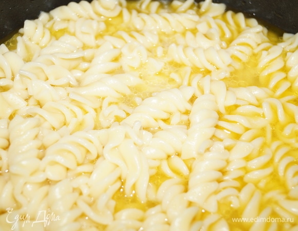 Когда закончится время варки, отключите электропитание, откройте осторожно клапан. Через 5 минут, соблюдая технику безопасности, откройте крышку. Если у вас останется в макаронах жидкость, как у меня, слейте ее и поставьте на ней тесто для ватрушек. Очень вкусные. О них в следующем рецепте.