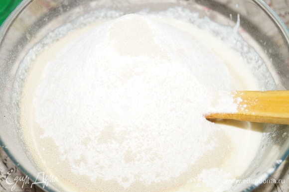 В чашу для теста влейте макаронный отвар (в рецепте картофельный отвар, так как макаронного не было в списке ингредиентов). Выложите творог, яйцо, сахар, масло. Перемешайте все лопаткой до однородной массы. Просейте в творожную массу муку, всыпьте дрожжи.