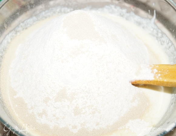 В чашу для теста влейте макаронный отвар (в рецепте картофельный отвар, так как макаронного не было в списке ингредиентов). Выложите творог, яйцо, сахар, масло. Перемешайте все лопаткой до однородной массы. Просейте в творожную массу муку, всыпьте дрожжи.