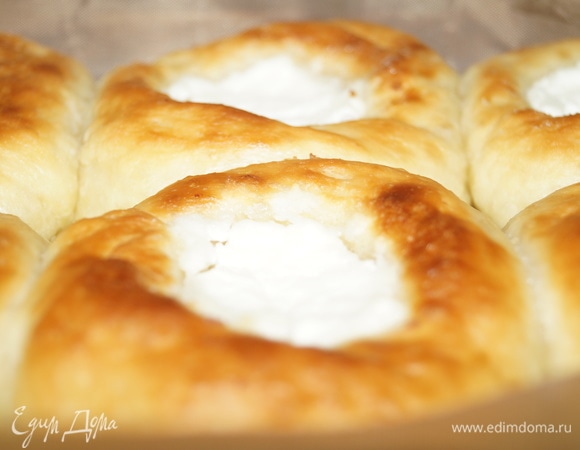 Выпекайте 20 минут. После того как вы достали ватрушки из духовки, смажьте их сливочным маслом. Нереально пышные, мягкие. На следующий день после разогрева в микроволновке они становятся еще мягче и вкуснее. Очень сытные. Храните в закрытой посуде, в контейнере, накрыв салфеткой. Салфетка впитывает лишнее масло и конденсат.