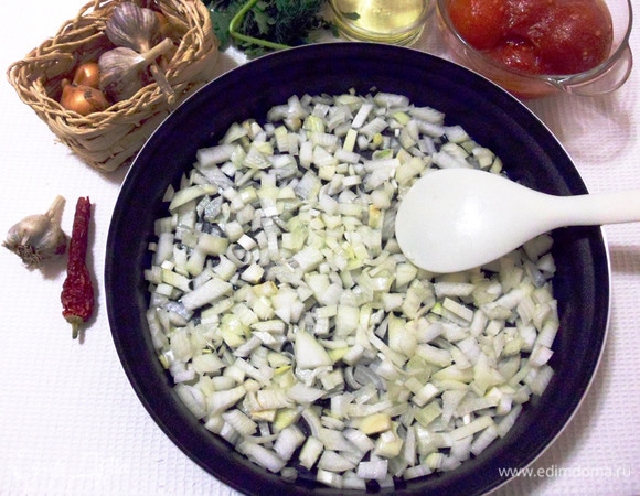 В емкость налить растительное масло, выложить мелко нарезанный лук. Перемешать лук с растительным маслом. Готовить на максимальной мощности в течение 10 минут до золотистого цвета лука.