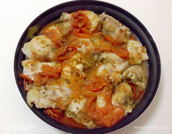 Добавляем консервированные помидоры в собственном соку, хмели-сунели и щепотку красного перца чили (по вкусу). Перемешать и готовить под крышкой в режиме «Микроволны» на максимальной мощности 10 минут. Этого времени достаточно, чтобы соус закипел. Затем изменить мощность на средне-низкую и готовить курицу еще 20 минут до готовности.