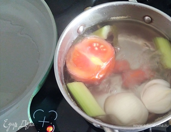 Сварить овощной бульон. Процедить и поставить обратно на плиту. Он все время должен быть горячим.