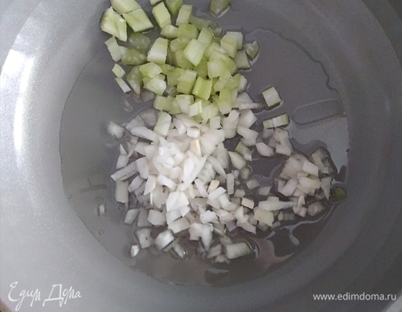 Разогреть масло в сковородке. Лук и сельдерей нарезать мелкими кубиками. Готовить, помешивая, 3–4 минуты до момента, когда лук начнет становиться прозрачным.