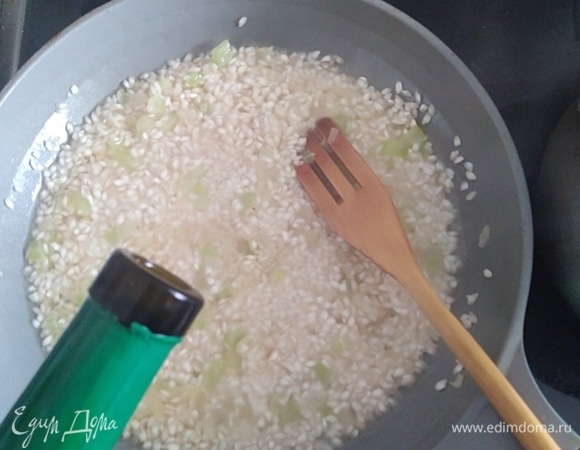 Влить вино, дать ей выпариться. На этом моменте засечь таймер на 18–19 минут.