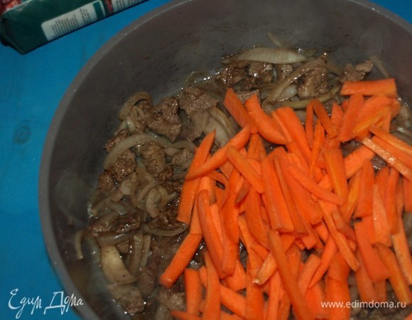 Когда лук начнет источать аппетитный аромат, добавляем морковь. Обжариваем до мягкости моркови.
