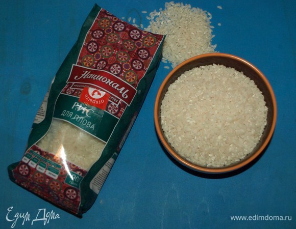 Пока морковь знакомится с мясом и луком, подготовим рис. В шавлю рис добавляют сухой, чтобы не вымыть крахмал, который и даст нужную консистенцию блюду. Но если рис не очень чистый, то лучше его промыть. Рис для плова ТМ «Националь» можно добавлять без предварительной подготовки.