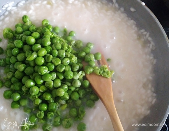 Через 18 минут рис еще альденте. Всыпать бланшированный горошек, перемешать. Готовить 1 минуту вместе.