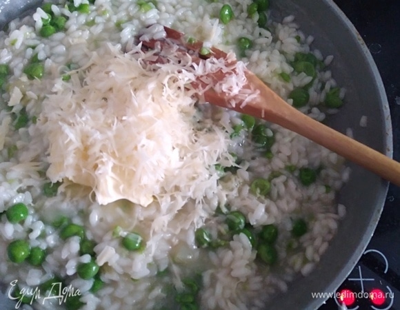Сыр натереть на средней терке. В сковородку добавить сыр и сливочное масло. Энергично размешать лопаткой, готовить еще 1 минуту. Добавить соль по вкусу.