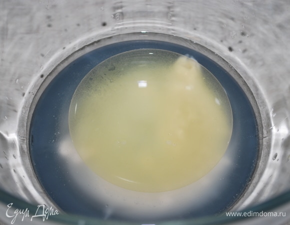 В теплую воду добавила свежие дрожжи, сахар, соль и оливковое масло, все перемешала.