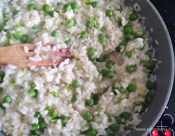 Ризотто с горошком готово! Консистенция ризотто несухая, но и в бульоне рис плавать не должен.