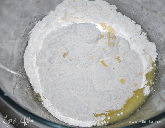 Добавила муку и замесила тесто в течение 5–6 минут. Тесто получается мягкое.