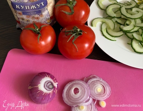 Лук тонко режем. Раскладываем на тарелке вместе с огурцом, солим. Даем постоять 10 минут, а затем сливаем жидкость.