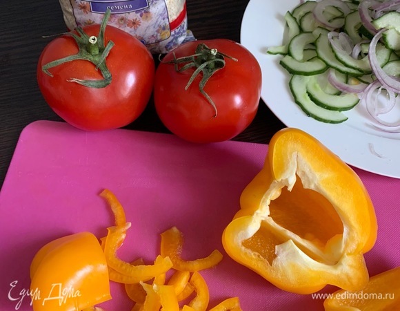 Тонко нарезаем сладкий перец.