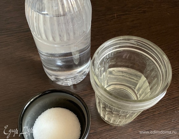 Для заправки салата воду с уксусом и сахаром подогреваем, помешиваем до растворения сахара. После того как сахар растворится, слегка подсаливаем и охлаждаем получившуюся заправку.