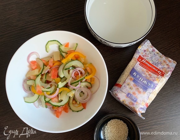 Заправляем салат, закрываем крышкой и охлаждаем.