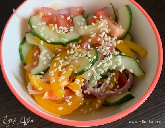 Перед подачей оформляем салат кунжутом ТМ «Националь» по вкусу. Приятного аппетита!