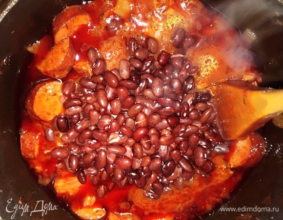 Фасоль я отварила заранее. Добавить фасоль в соус, посолить, тушить еще 15 минут.