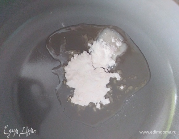 В сковороде растопить масло или жир. Всыпать ложку муки и обжарить.