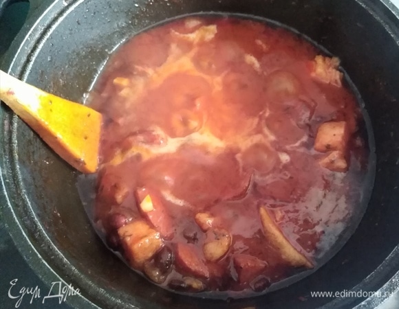 Добавить в казан загуститель из сковороды, готовить 5 минут.
