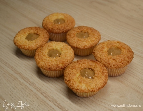 Пока кексы пекутся, приготовим начинку. В сотейник влить пиво. Пиво лучше брать темное, с насыщенным вкусом. Немного пива из общего количества добавить к желтку. Перемешать. Сахар смешать с крахмалом, всыпать к желтку и еще раз тщательно перемешать. Пиво нагреть, влить в желтковую смесь и варить на маленьком огне до загустения. Крем при этом постоянно помешивать. Снять крем с огня и добавить сливочное масло. Перемешать или пробить блендером. Вместо сливочного масла можно взять темный или молочный шоколад. Дать остыть и начинить кексы.