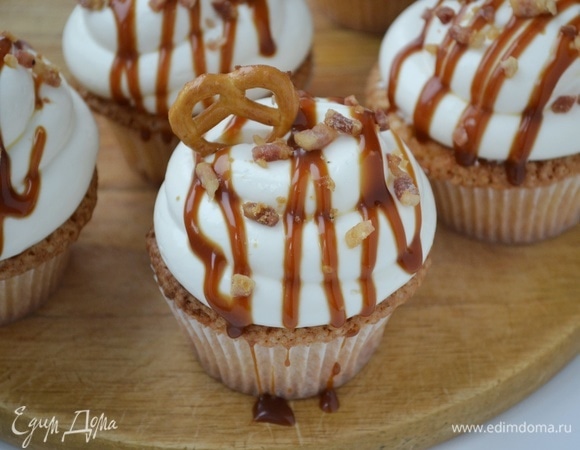 Я украсила капкейки соленой карамелью, кусочками обжаренного бекона и бретцелями. Приятного аппетита и всех мужчин с наступающим 23 февраля!