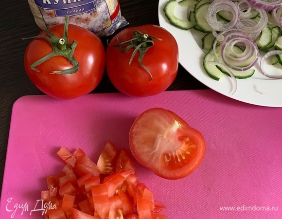 Нарезаем помидоры.