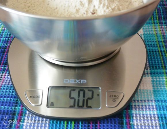 Взвешиваем на весах смесь, исходя из этой массы будем настраивать размер нашей булки.