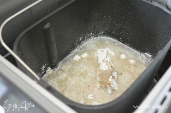 Вставляем лопатку для замешивания и все ингредиенты выкладываем в форму для выпечки хлеба: смесь злаковую, соль, сахар, растительное масло, воду.