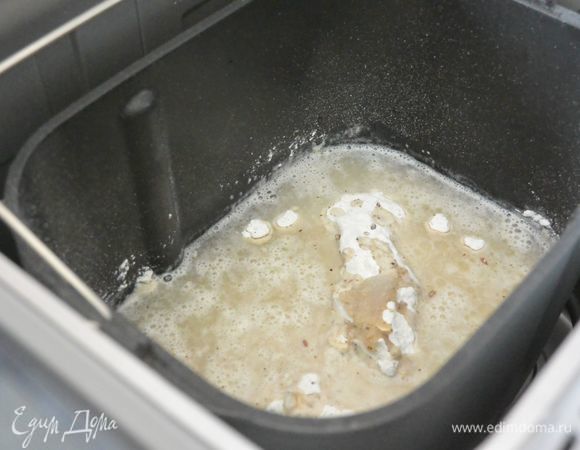 Вставляем лопатку для замешивания и все ингредиенты выкладываем в форму для выпечки хлеба: смесь злаковую, соль, сахар, растительное масло, воду.