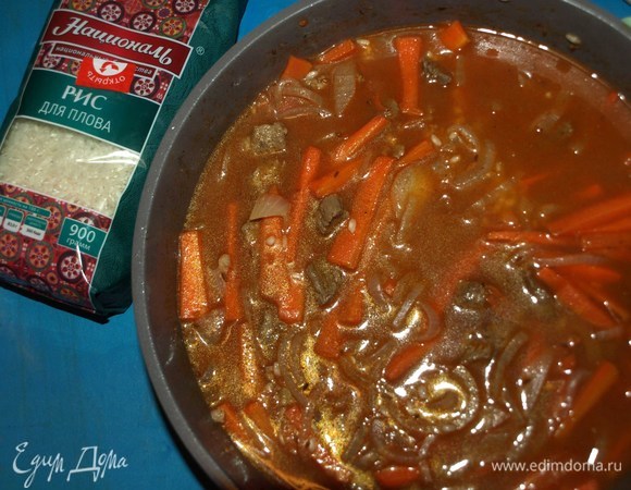 Добавляем горячую воду. Воды в шавлю добавляют много.