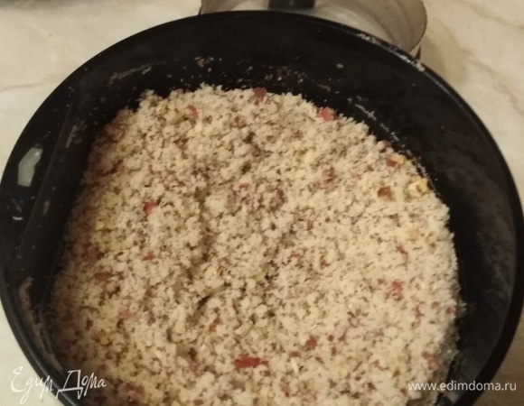 Арахис измельчить в кофемолке.