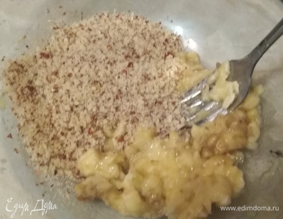 Добавить размятый вилкой банан.