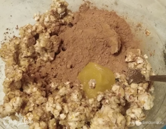 Добавить мед и какао-порошок.