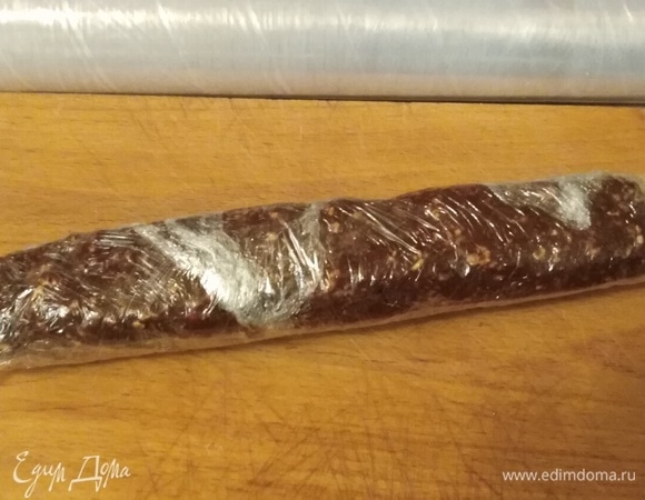 Туго завернуть. Убрать в холодильник минимум на 3 часа. В идеале — на ночь.