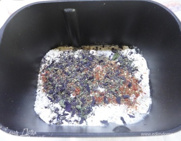 Согласно инструкции, всыпаем и вливаем все ингредиенты. Томаты и базилик — в последнюю очередь.