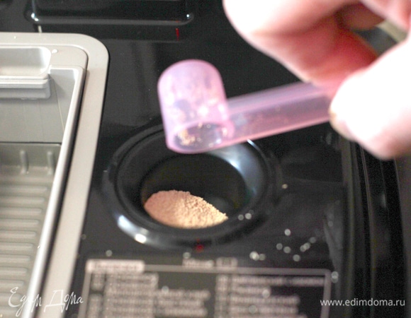 Дрожжи добавляем в диспенсер.