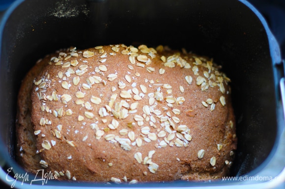 Перед началом выпекания смазать верхушку хлеба водой и посыпать овсянкой.