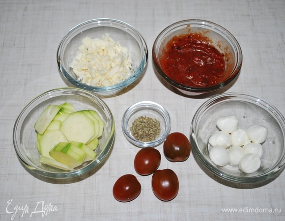 Пока тесто отдыхало, я подготовила продукты для начинки. В томатное пюре я добавила тимьян, орегано, чеснок, соль и сахар по вкусу. Молодой кабачок нарезала кружочками.