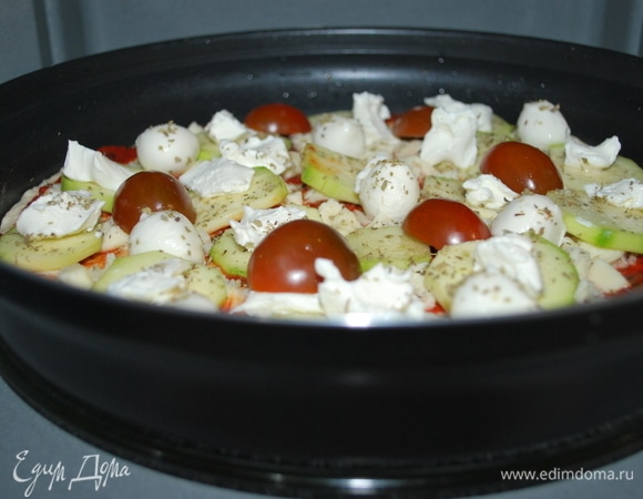 Поставила пиццу в микроволновую печь, включила режим «Микроволны» (1000 Вт) и установила время — 10 минут.